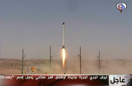 Hình ảnh tên lửa đẩy mang vệ tinh Rassad-1 bay vào không trung. Ảnh: AFP