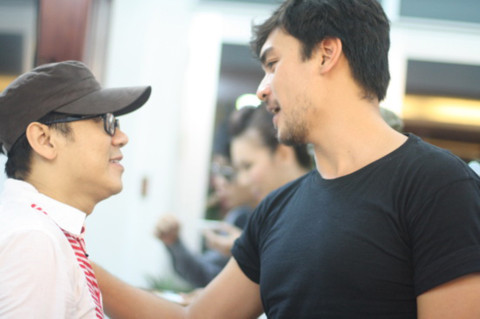 Người mẫu Đức Hải (phải) và nghệ sĩ Thành Lộc trò chuyện vui vẻ.