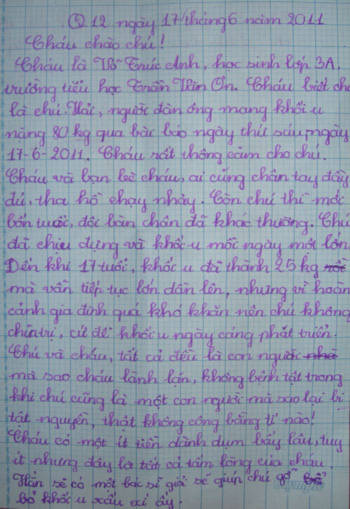 Bức thư của bé Võ Trúc Anh gửi người có khối u khổng lồ. Ảnh: Quốc Dũng