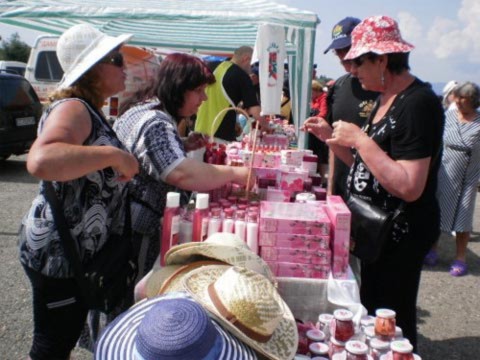 Một quầy bán các sản phẩm được chế biến từ tinh dầu hoa hồng như nước hoa, nước rửa mặt, sữa tắm, xà phòng tắm, dầu gội đầu, krem xoa mặt, xoa tay....ngay tại lễ hội.