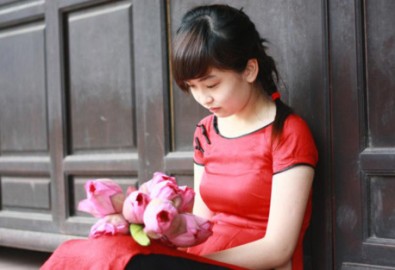 Môi đỏ, má hồng và vẻ đẹp thánh khiết của sen Hồ Tây