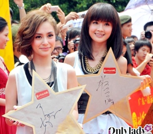 Hai thành viên xinh đẹp Chung Hân Đồng và Thái Trác Nghiên của nhóm nhạc Twins.