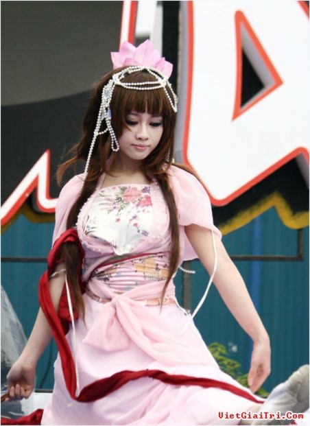 Ngắm Công chúa cosplay Chibi múa lụa quyến rũ