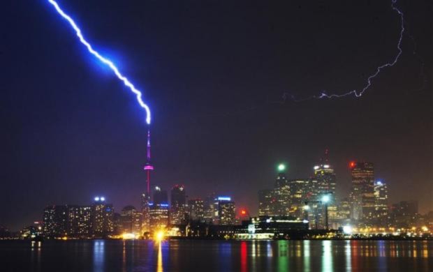 Sét đánh trúng đỉnh tháp CN Tower ở Toronto, Canada.