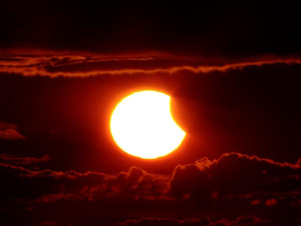 Ảnh cực “hot” về hiện tượng nhật thực đêm qua