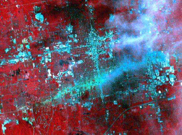 Vệ tinh của NASA đã ghi lại được hình ảnh của vùng Joplin, Missouri (Mỹ), một tuần sau khi bị tàn phát bởi trận lốc xoáy di chuyển với vận tốc 322 km/h. Những phần màu đỏ trong ảnh là cây xanh, phần màu xanh nhạt là các tòa nhà.