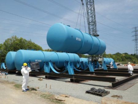 Công nhân đang lắp đặt các bể chứa nước nhiễm xạ tại nhà máy Fukushima I. Ảnh: AFP.