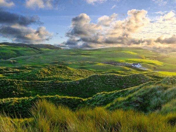 Bình minh lên trên những đồng cỏ xanh mướt và cồn cát ở Inishowen, Ireland - Ảnh: Dave Johnston.