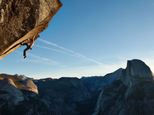 Một vận động viên không sợ nguy hiểm tới tính mạng khi leo lên vách đá dựng đứng ở thung lũng Yosemite, Mỹ - Ảnh: Mikey Schaefer