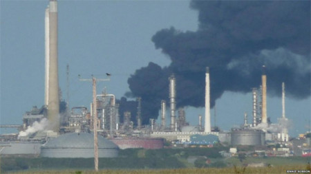 Đám khói dày màu đen bốc lên từ nhà máy Chevron. Ảnh: BBC