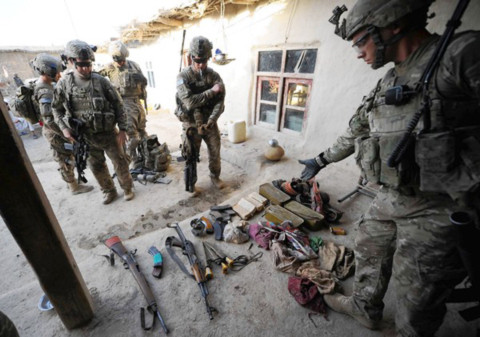 Quân đội kiểm tra số vũ khí thu được trong một cuộc đột kích vào Chủ Nhật vừa qua ở Sabari, miền Đông Afghanistan. Ảnh: AFP