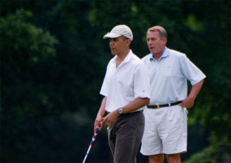 Tổng thống Obama và Chủ tịch Hạ viện Boehner trên sân golf. Ảnh: AFP