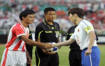 Park Ji Sung ghi bàn trên sân Thống Nhất