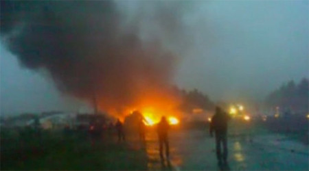 Lửa bốc cháy từ hiện trường vụ rơi máy bay Nga đêm 20/6. Ảnh: BBC.