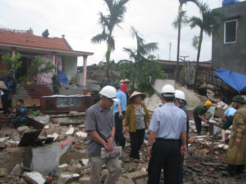 Tan hoang sau cơn lốc xoáy