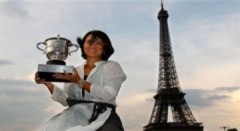 Tân vô địch Pháp mở rộng mừng công bên tháp Eifel