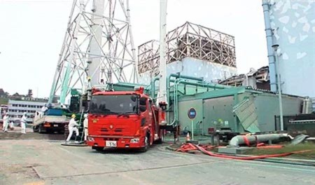 Công nhân Nhật đang khắc phục cuộc khủng hoảng tại nhà máy Fukushima 1. Ảnh: AFP.