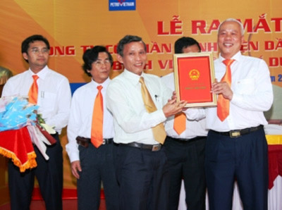 diện Lãnh đạo tỉnh Quảng Ngãi trao giấy chứng nhận đăng ký kinh doanh cho PVH