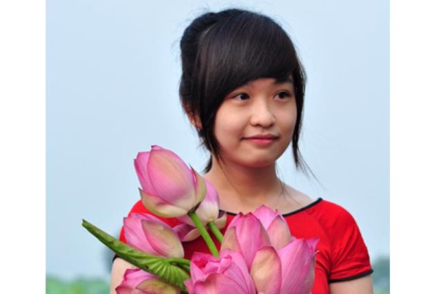 Thiếu nữ Hà Thành e ấp bên hoa sen