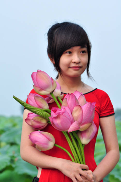 Thiếu nữ Hà Thành mặc áo yếm e ấp bên sen