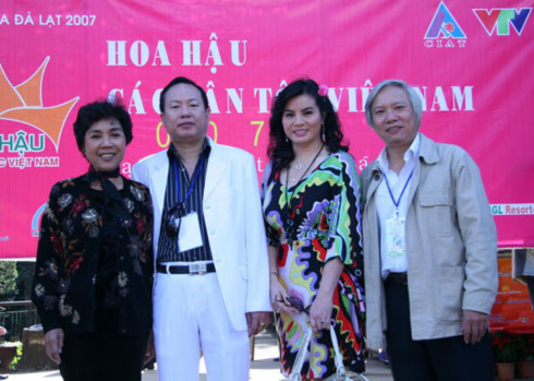 Ban giám khảo cuộc thi Hoa hậu các dân tộc Việt Nam lần thứ nhất.
