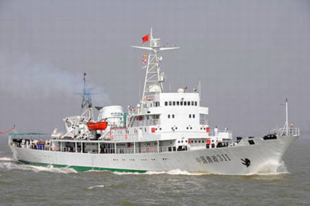 Tàu ngư chính 311, một trong các tàu vào giải cứu cho tàu cá Trung Quốc trong vụ Viking II hôm qua. Đây là tàu lớn nhất trong đội ngư chính của Trung Quốc, được hoán cải từ một tàu chiến. Ảnh: China Daily.