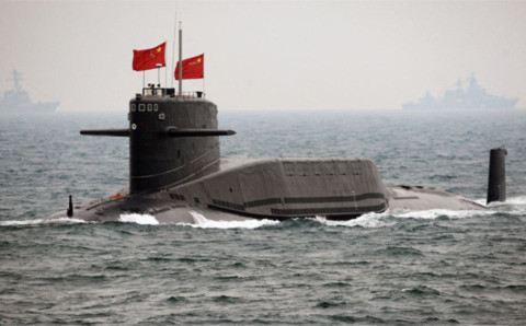 Một tàu ngầm của Trung Quốc gần căn cứ tàu ngầm ở đảo Hải Nam. Vị trí của căn cứ tàu ngầm này cho phép các chiến hạm Trung Quốc nhanh chóng triển khai - trong vòng 20 phút - ra Biển Đông, nơi có các tuyến đường hàng hải bận rộn hạng nhất thế giới và là vùng biển rất giàu tài nguyên. Ảnh: FP.
