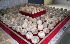 Hàng trăm viên đạn đá có kích thước lớn nhỏ đang được trưng bày tại phòng trưng bày hiện vật quý của Trung tâm Bảo tồn di sản thế giới thành nhà Hồ. Ảnh: Lê Hoàng.
