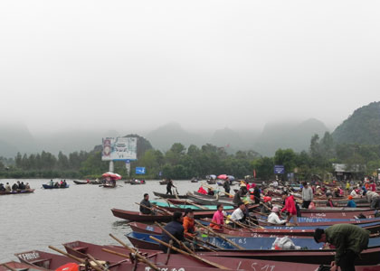 Lễ hội chùa Hương: Vừa bị ’chặt chém’, vừa bị chửi