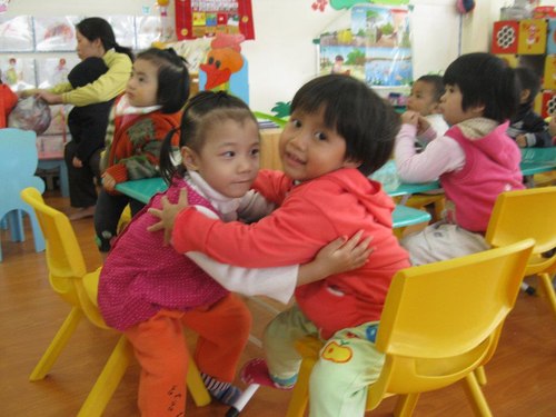 Các bé học sinh ở một trường mầm non tại quận Hoàng Mai, Hà Nội - Ảnh: BT