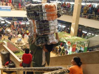 Cảnh chợ Đồng Xuân tại Hà Nội 21/12/2012 (REUTERS)