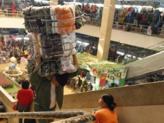 Một góc chợ Đồng Xuân, Hà Nội, ngày 21/12/2012 REUTERS