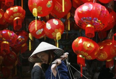Người dân cho biết họ mua các đèn lồng của Trung Quốc với giá từ 75.000 tới 100.000 đồng để về treo trong dịp Tết mà không biết nội dung của dòng chữ tiếng Hoa ghi trên đó.