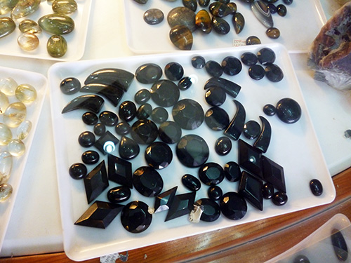 Những viên “đá thiên thạch” được dùng làm vật trang sức được bán tại cửa hàng đá quý phố Nguyễn Thái Học. Mỗi viên đá này chỉ có giá từ 200 – 400 ngàn đồng tùy kích thước.