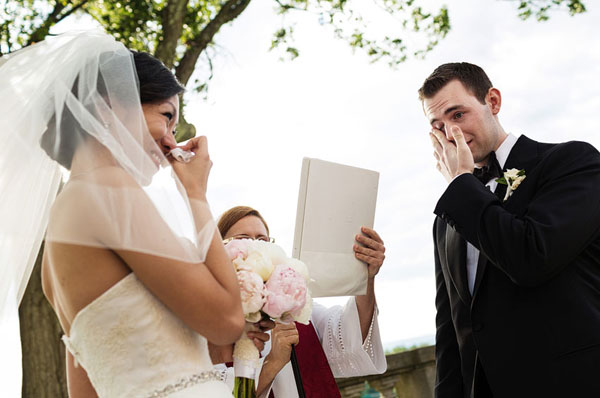 Trước khoảnh khắc chính thức thành vợ chồng, cả cô dâu và chú rể cùng bật khóc.