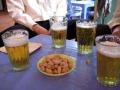 Lạc luộc là món ăn khoái khẩu của dân nhậu tại các quán bia hơi.