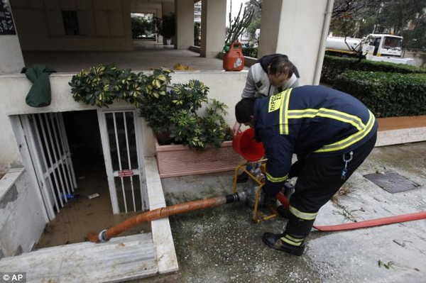 Những hình ảnh đáng sợ trong trận bão lớn nhất 50 năm qua 15 Những hình ảnh đáng sợ trong trận bão lớn nhất 50 năm qua 15