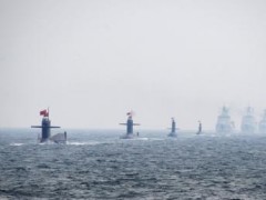 Tàu ngầm và chiến hạm Trung Quốc tham gia cuộc thao diễn hải quân quốc tế ngày 24/04/2009 ngoài khơi Thanh Đảo, nhân kỷ niệm 60 năm ngày thành lập Hải quân Trung Quốc. REUTERS/Guang Niu