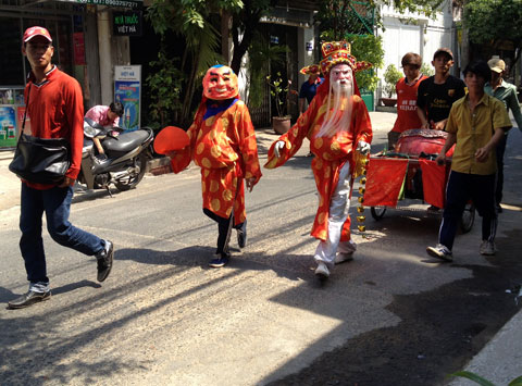 Đoàn thần tài đi kiếm tiền lì xì vào dịp tết. Ảnh: Q.T