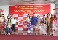Các thiếu nữ Thái Lan chào đón khách trên chuyến bay quốc tế đầu tiên của VietjetAir
