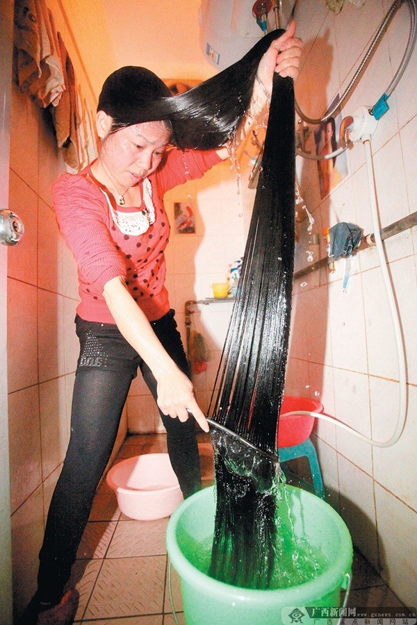 Trung Quốc: Bộ tóc tuyệt đẹp dài tới 1,84m 1 Trung Quốc: Bộ tóc tuyệt đẹp dài tới 1,84m 1