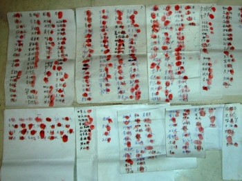 các chữ ký và in ngón cái bằng sáp màu đỏ do người dân phản đối cuộc đàn áp hai người phụ nữ, Zhang Mingfeng và Zhang Guizhi. (Minghui.org)
