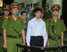 Anh Vũ Đức Trung (giữa, hàng đầu) và anh Lê Văn Thành (giữa, sau anh Trung), hai học viên Pháp Luân Công tại Tòa án nhân dân Hà Nội sáng 10/11/2011