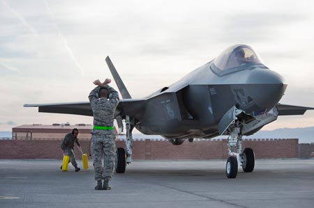 Chiến đấu cơ thế hệ thứ 5 F-35 do Mỹ chế tạo.