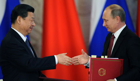 Tổng thống Nga Putin (phải) tiếp Chủ tịch Trung Quốc Tập Cận Bình tại Mátxơva ngày 22/3.