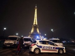 Cảnh sát đã lập một vành đai an ninh xung quanh tháp Eiffel. (Nguồn: AFP)