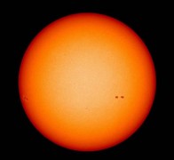 Vết đen xuất hiện ít ỏi trên bề mặt mặt trời – Ảnh: NASA