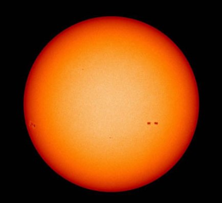 Vết đen xuất hiện ít ỏi trên bề mặt mặt trời – Ảnh: NASA