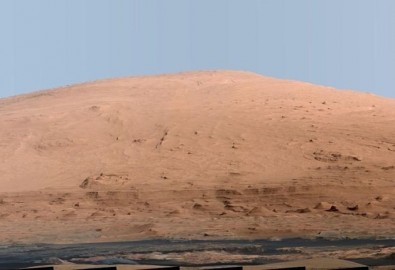 Ngọn núi Aeolis Mons cao gần 5.486m trên sao Hỏa.