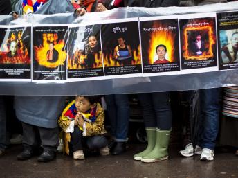 Biểu tình trước trụ sở Liên Hiệp Quốc, New York, 10/12/2012, tưởng niệm những người Tây Tạng tự thiêu REUTERS/Lucas Jackson